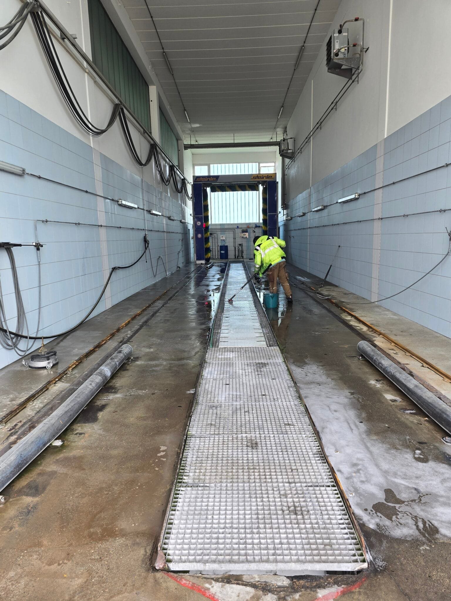 Waschhalle mit Flüssigreiniger