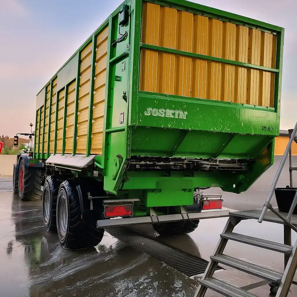 Flüssigreiniger an Ladewagen Landwirtschaft