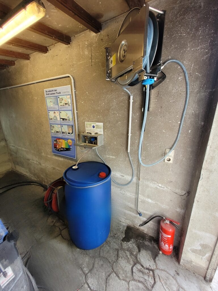 Niederdrucksystem mit Flüssigreiniger in Werkstatt