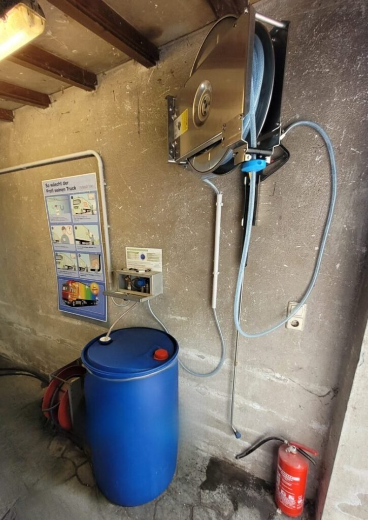 Niederdrucksystem mit Flüssigreiniger in Werkstatt