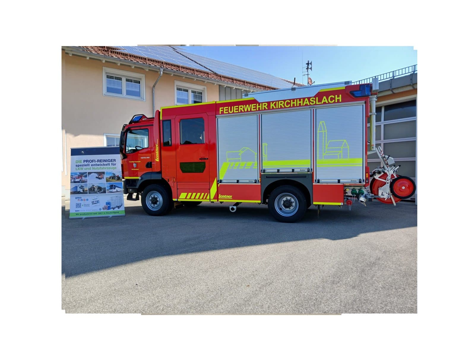 sauberes Feuerwehrauto gereinigt mit Flüssigreiniger