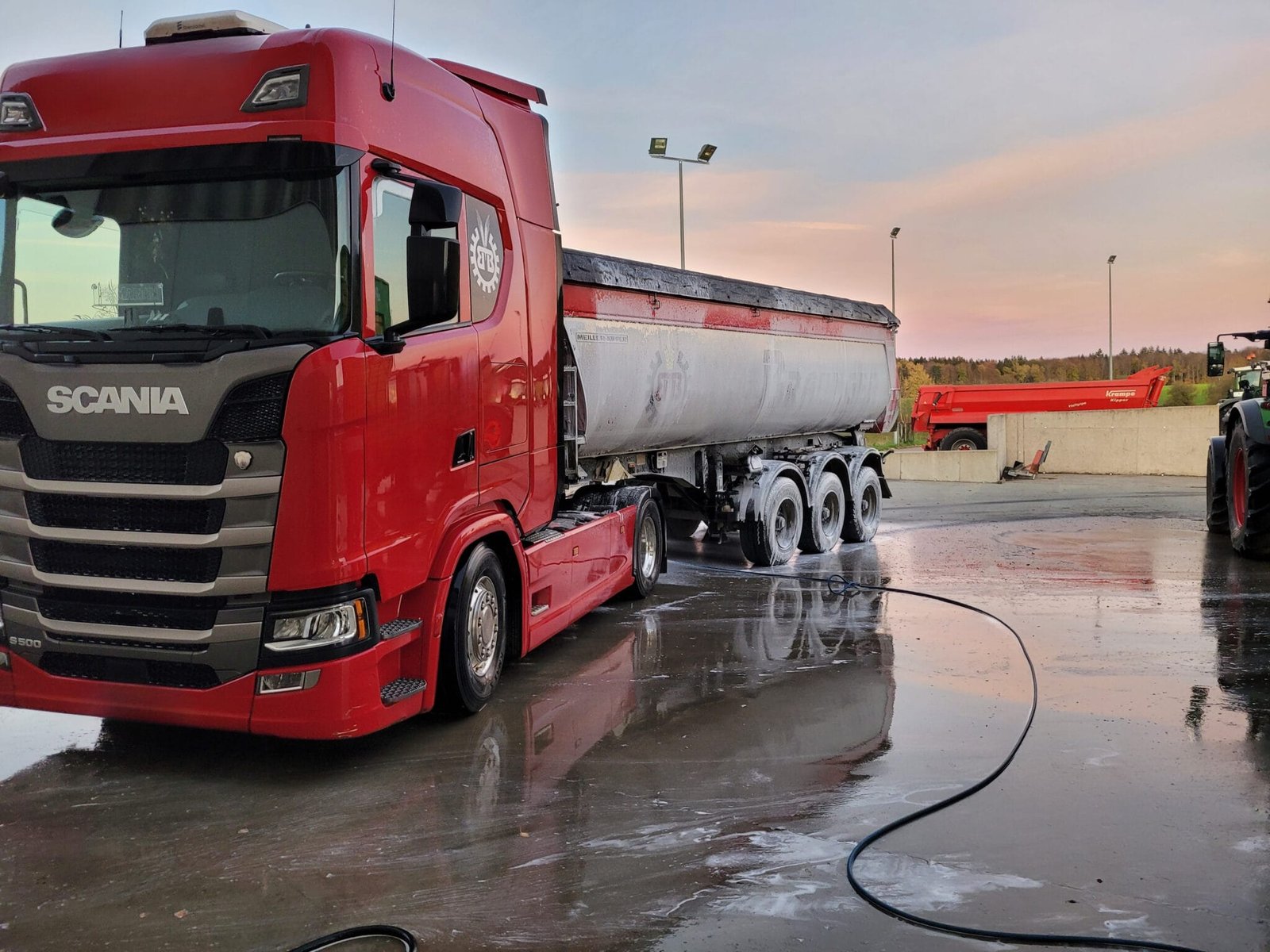 LKW Reinigung mit Flüssigreiniger und Dosiersystem