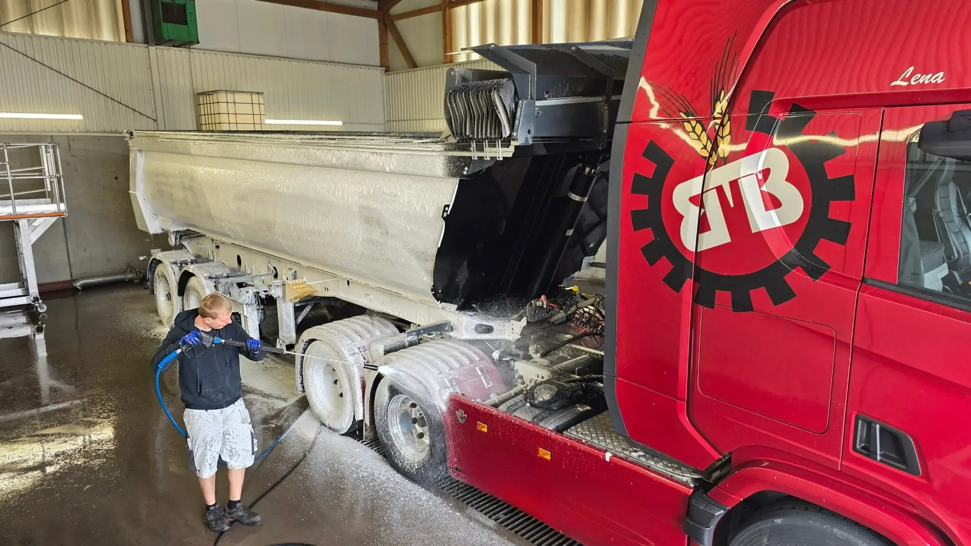 Flüssigreiniger im Einsatz für LKW und Werkstatt