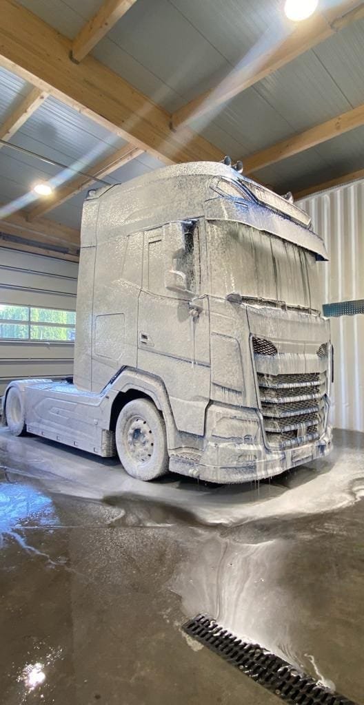 LKW bei Reinigung durch Dosiersystem und Flüssigreiniger.