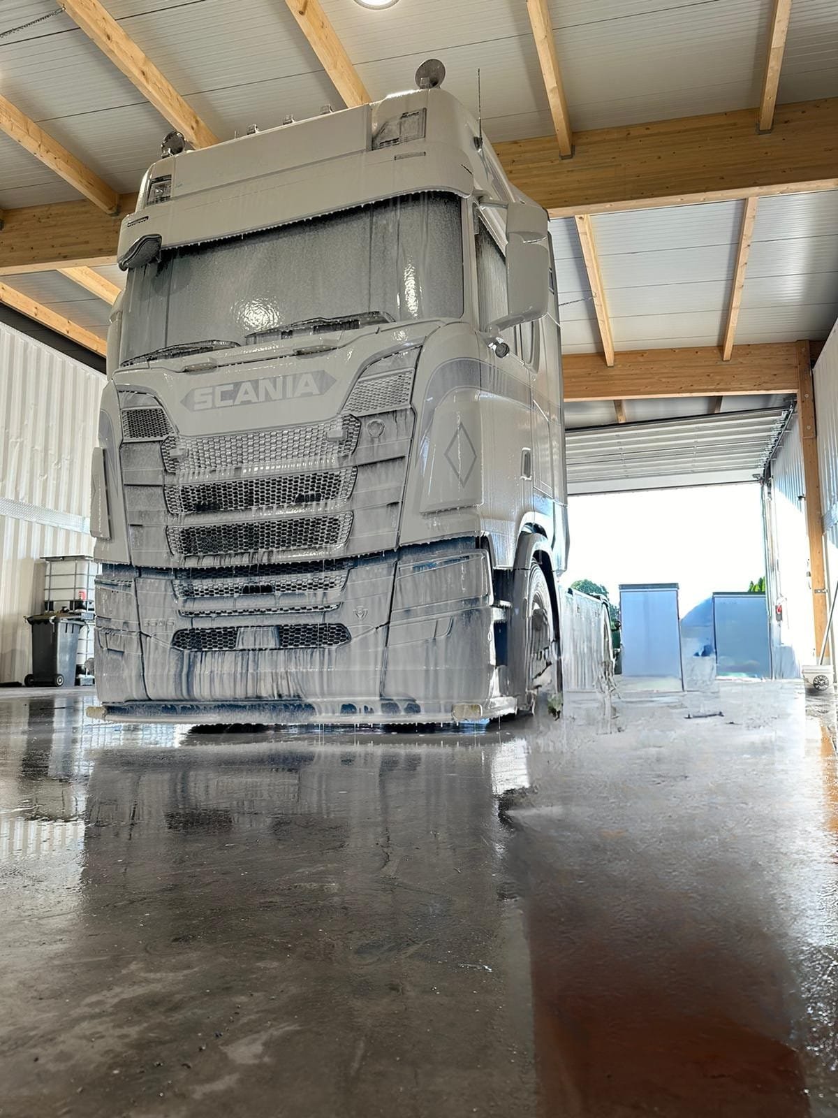 LKW bei Reinigung durch Dosiersystem und Flüssigreiniger.