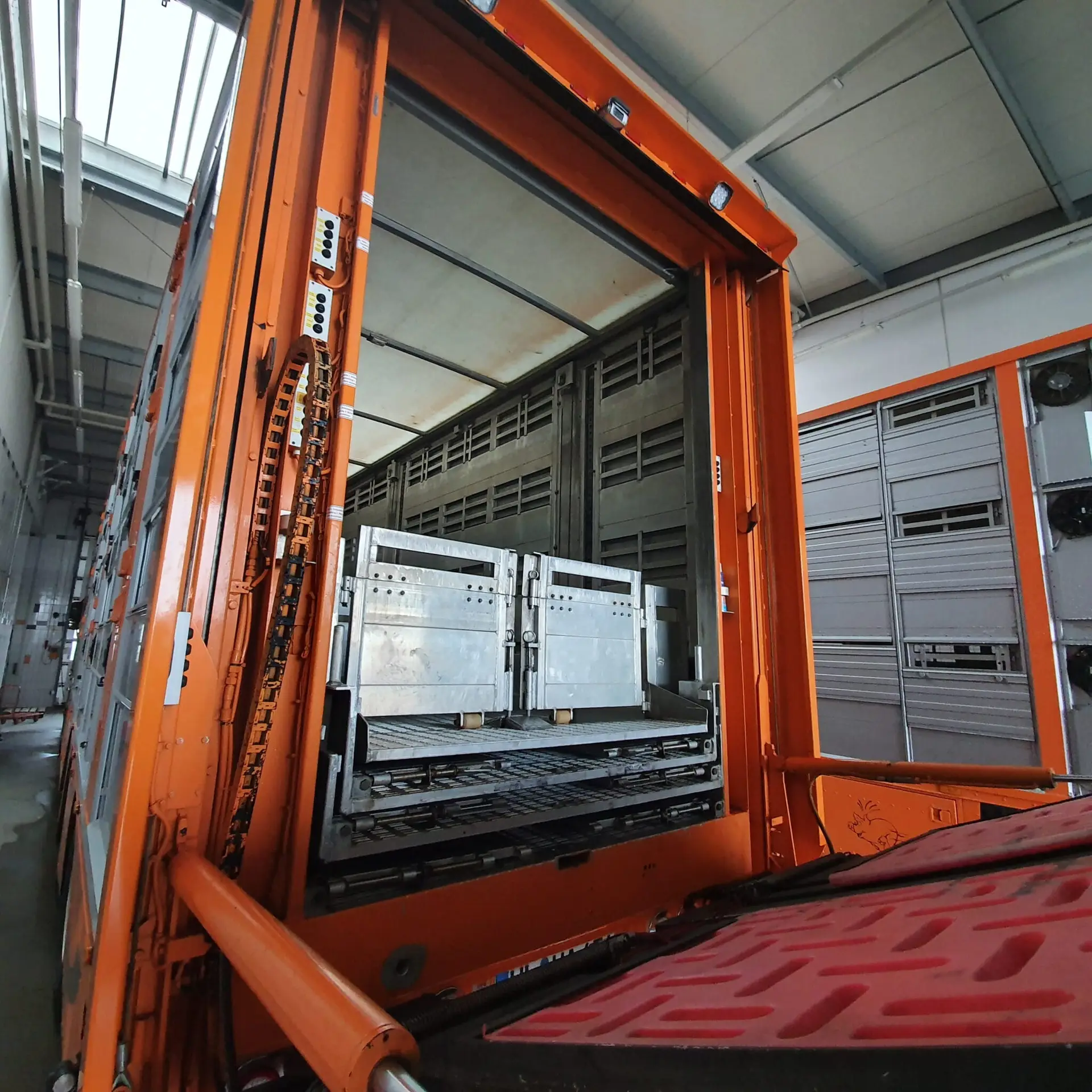 Flüssigreiniger im Einsatz mit Viehtransporter