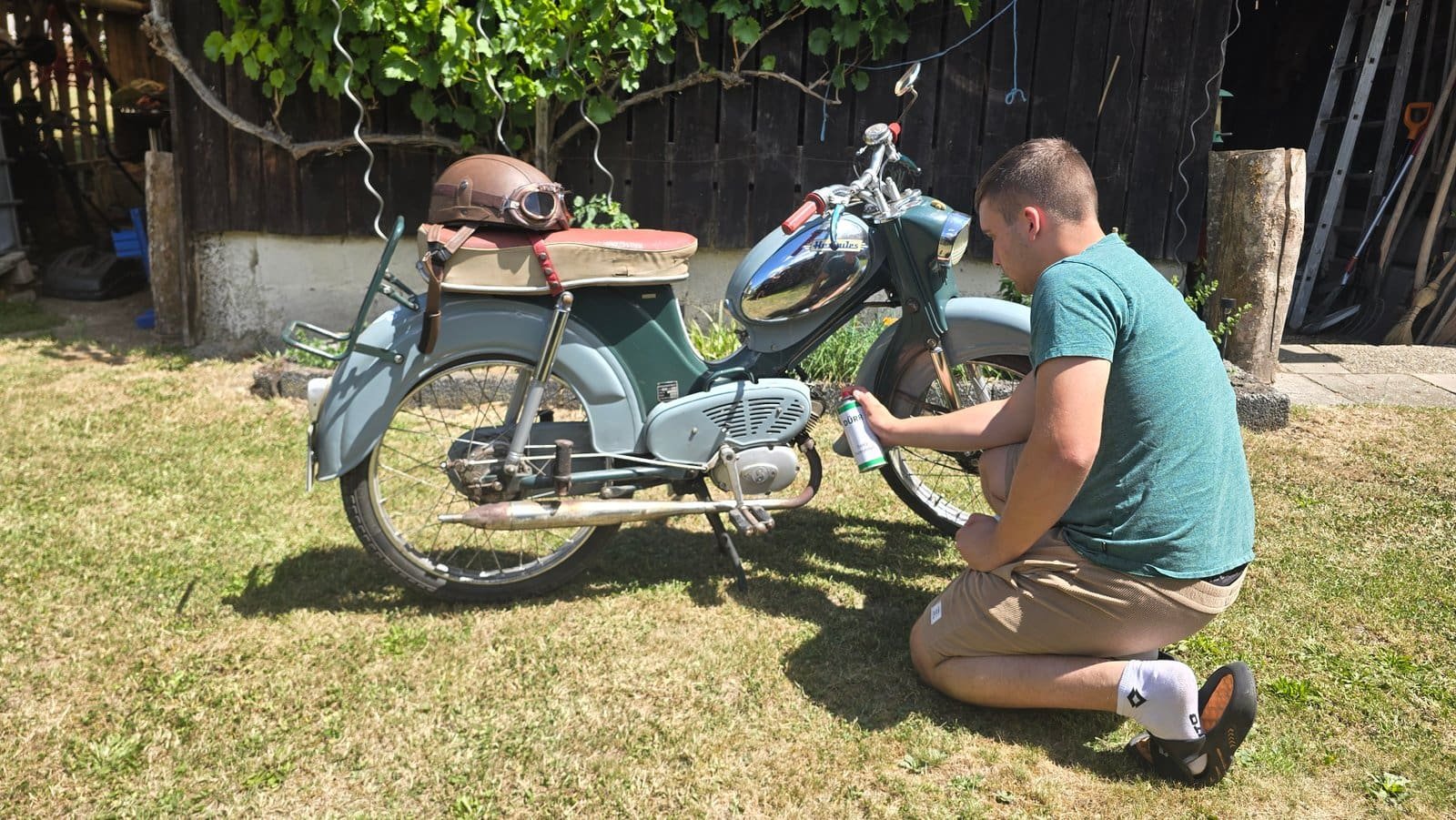 Aerosol in Anwendung an Mofa