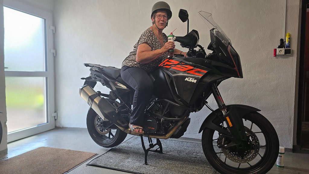 Aerosol mit Oma auf Motorrad