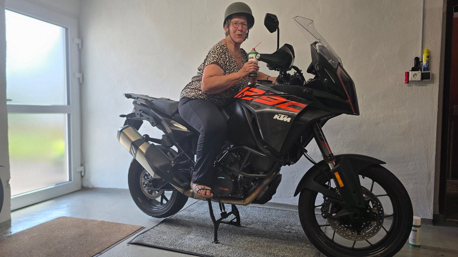 Aerosol mit Oma auf Motorrad