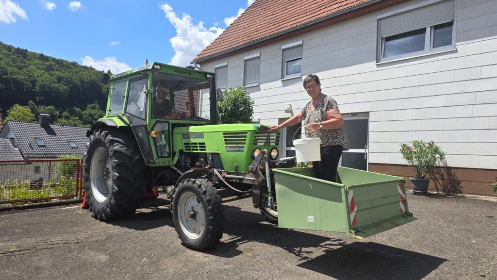 Anwendung Reinigungsmittel an Traktor
