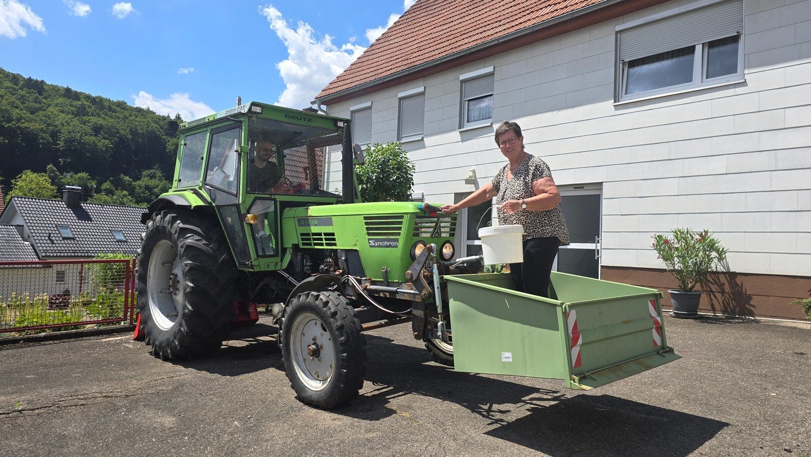 Anwendung Reinigungsmittel an Traktor
