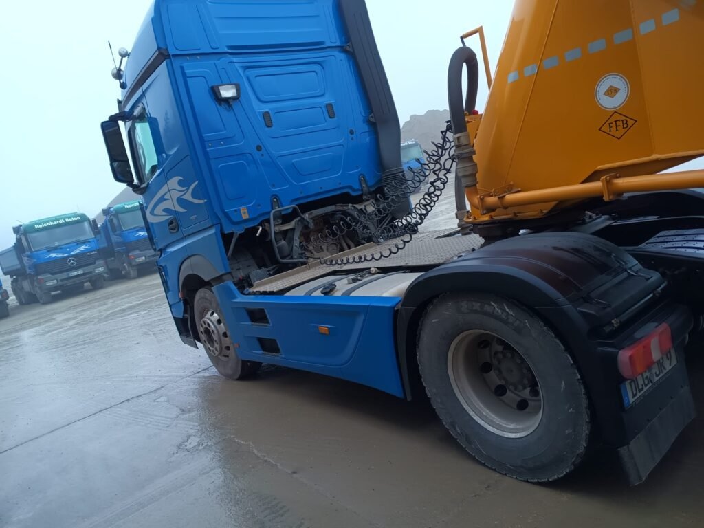 LKW bei Reinigung mit Putzmittel